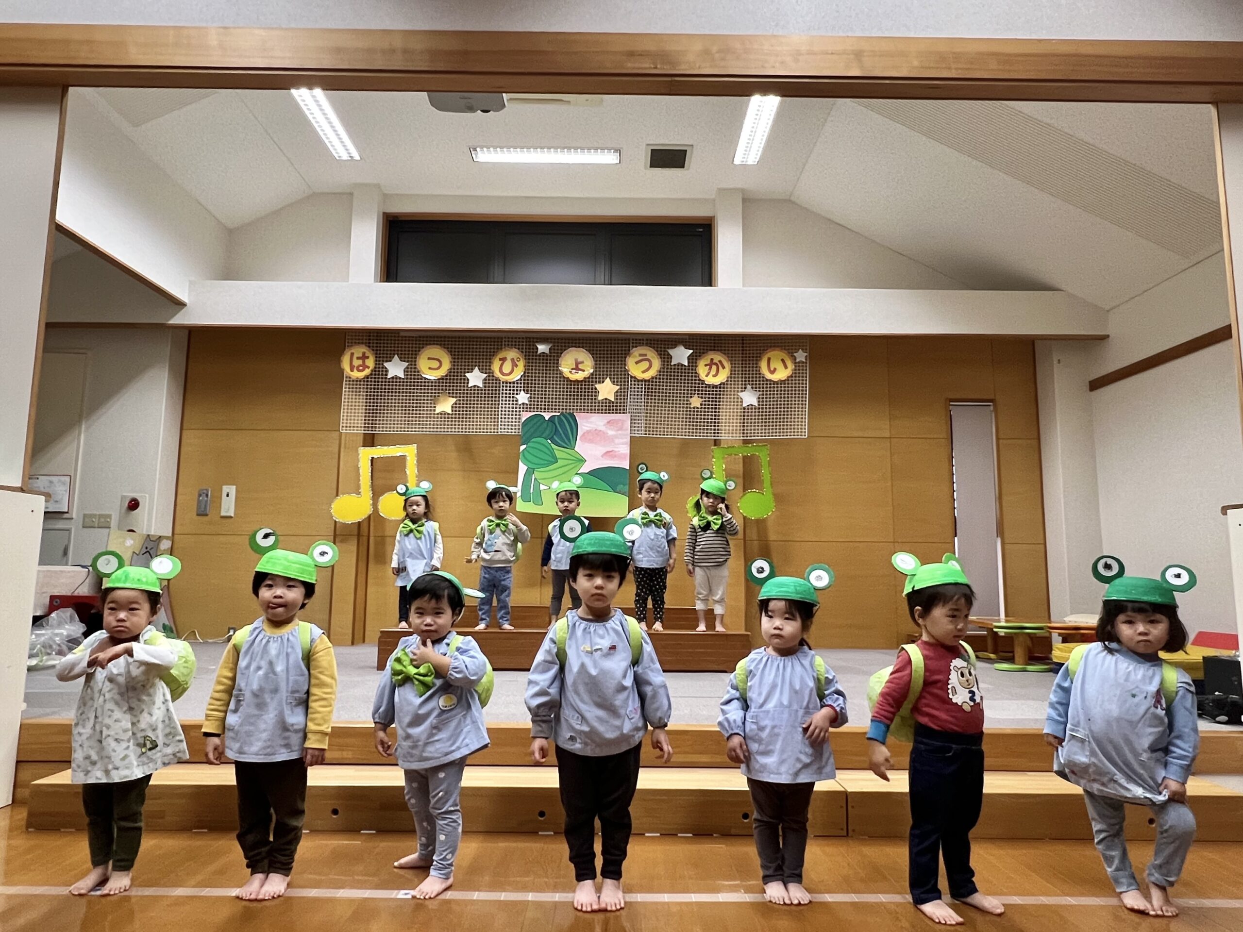 ぎろろんやまと 10 ぴき の かえる 劇